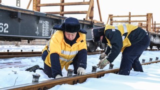 新春走基层|“踩蘑菇”的铁路工人