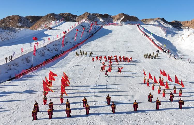 张掖山丹：冰雪运动点燃冬日激情