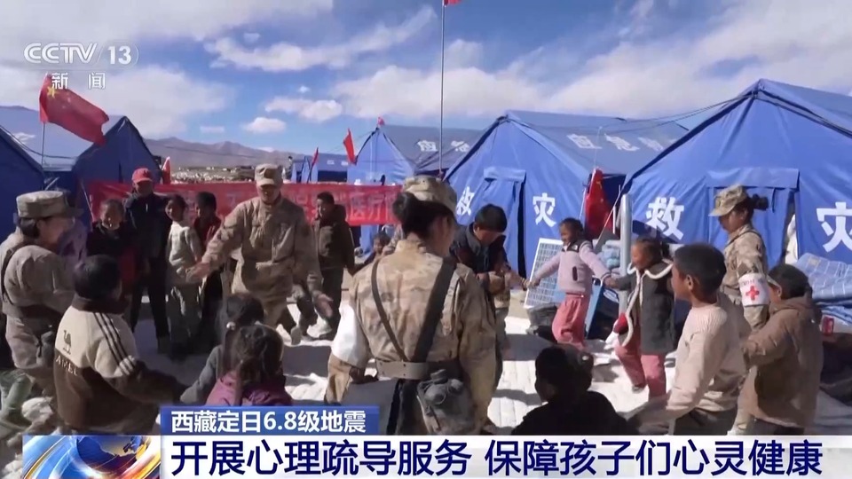 子弟兵变身震区&ldquo;孩子王&rdquo; 兵姐姐抱起小朋友接受采访超有爱