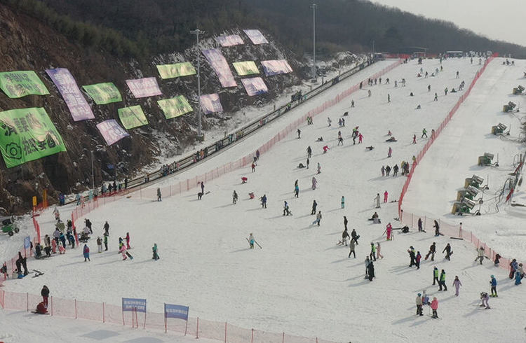 冰雪“热”再升温，浙江室内室外滑雪场人气爆棚