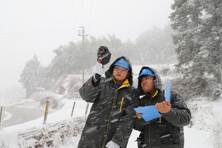 迎寒而上 湖南新邵踏雪巡线保供电