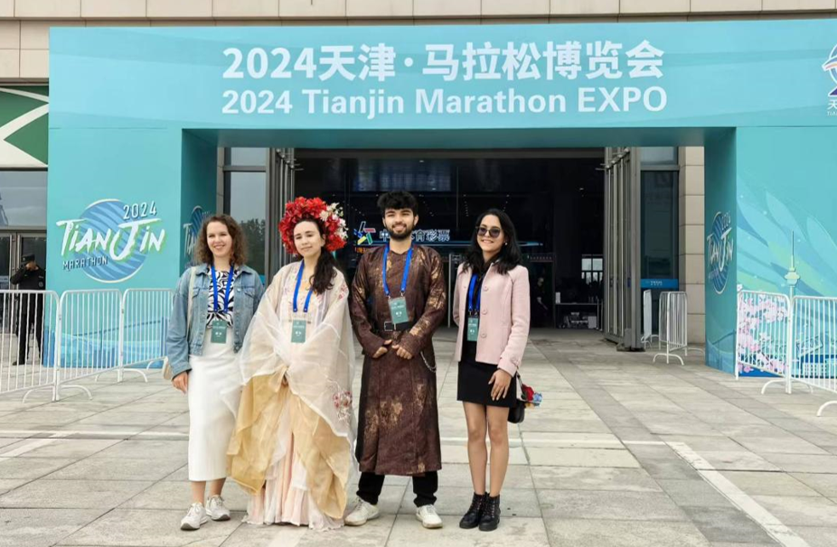 Visite de l'Exposition du marathon de Tianjin : Les jeunes internationaux découvrent la culture gastronomique typique de Tianjin