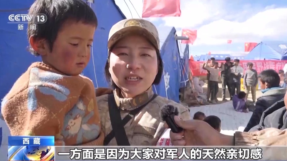 子弟兵变身震区&ldquo;孩子王&rdquo; 兵姐姐抱起小朋友接受采访超有爱