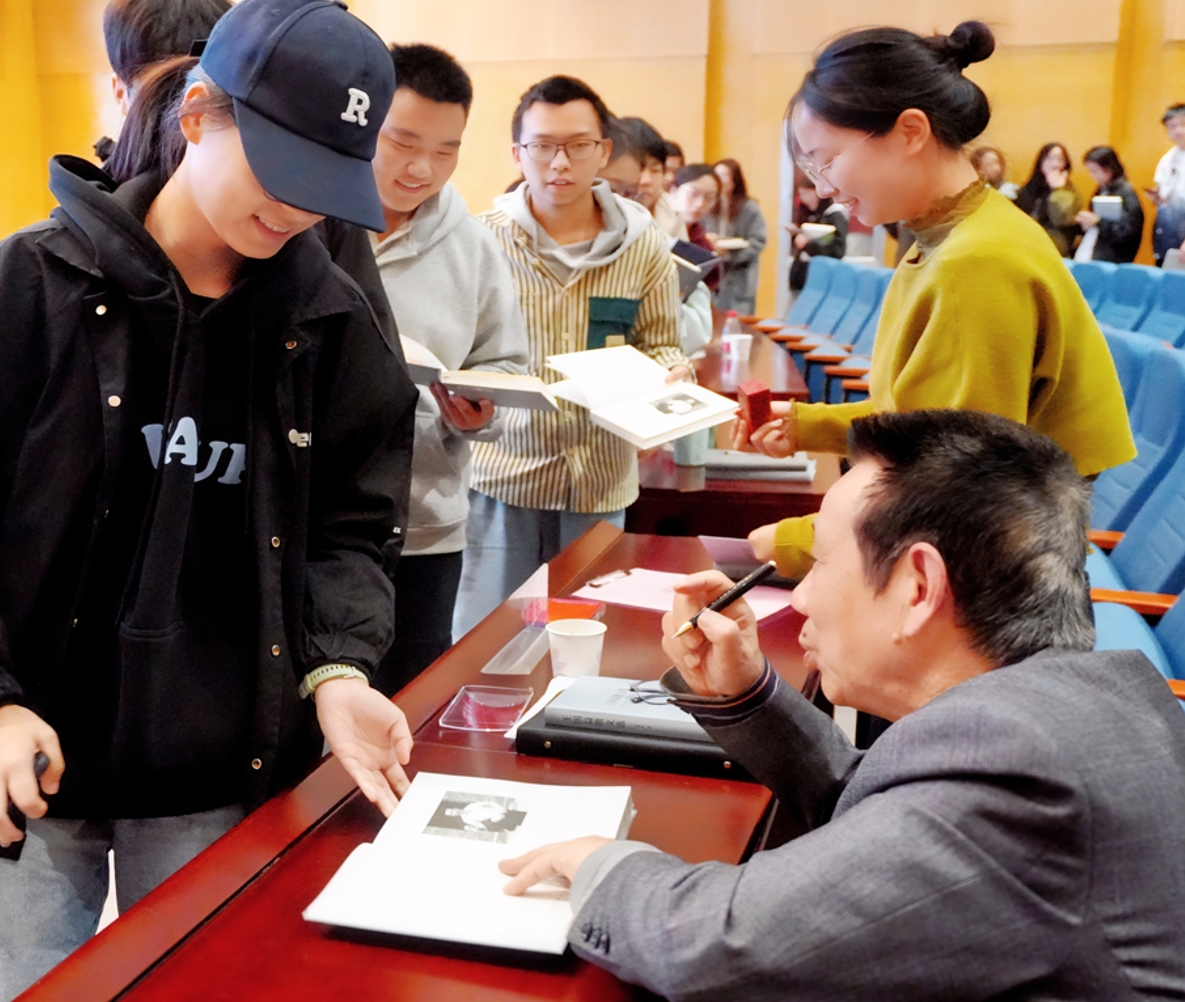 与师生共谈散文之美 文学大咖王国益走进浙江工商大学杭州商学院开展文学讲座