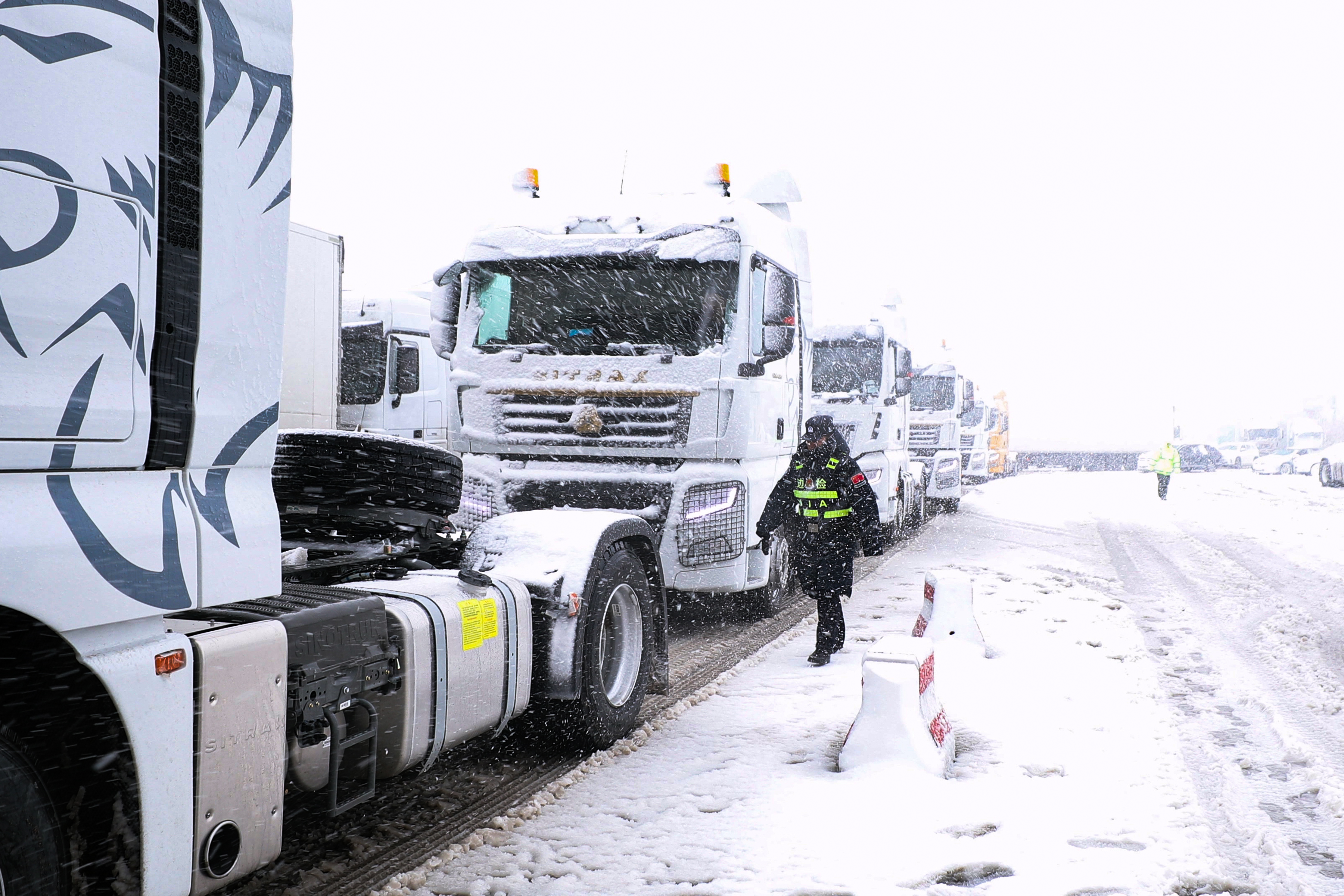 内蒙古满洲里：移民管理警察战风雪护国门