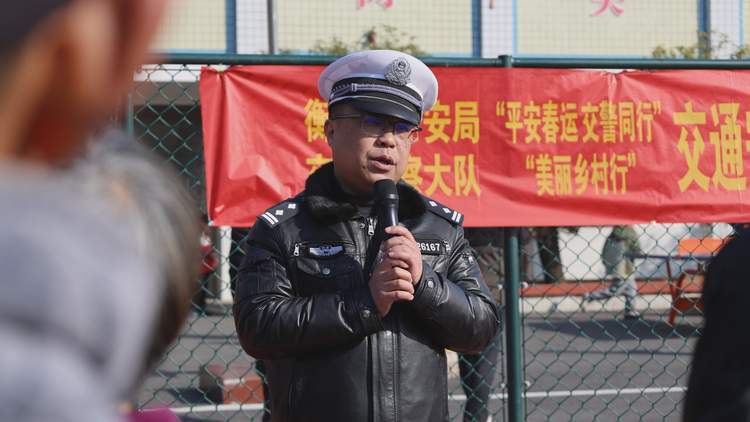 湖南衡阳县交警进村“送安全” 护航春运回乡路