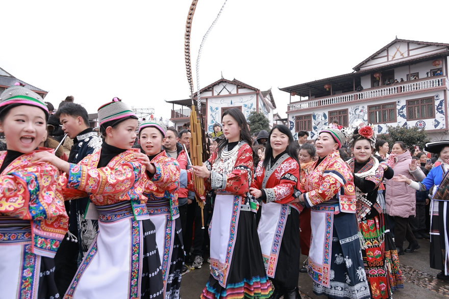 Guizhou Anshun Economic Development Zone Celebrates the Miao Flower Jumping Festival with Singing and Dancing