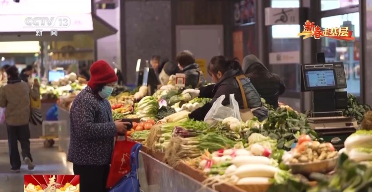 新春走基层丨菜市场里喝咖啡、品美食……走进这个“烟火气”打卡地