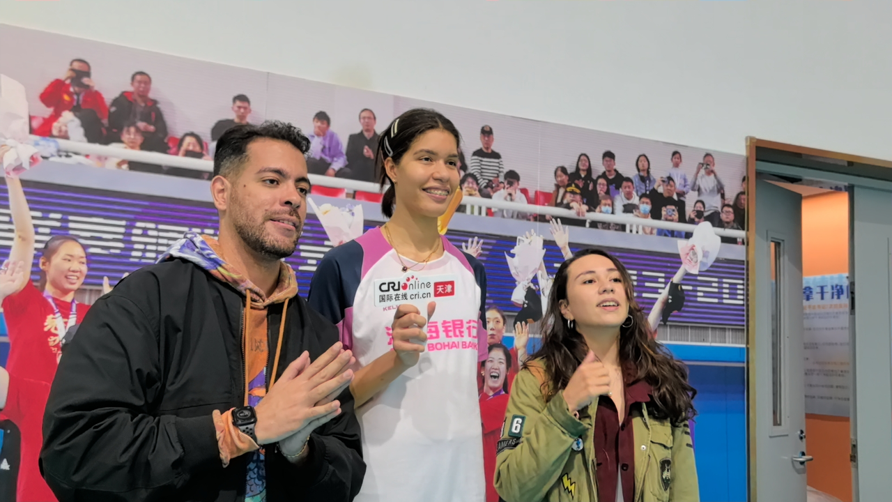 Visiting the Women's Volleyball Training and sharing the team spirit, International Youth Sends Blessings to the Tianjin Marathon