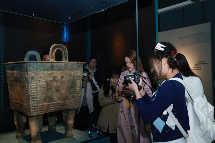 [Daka China 2024] Foreign Internet Influencers Embark on Exploration of Ancient Civilization and Modern Technology in Zhengzhou