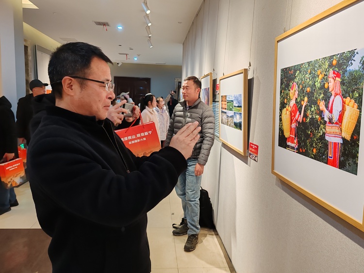 “浪漫崀山 橙意新宁”全国摄影大展在湖南邵阳市美术馆开幕