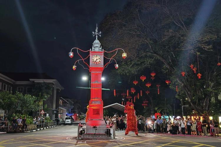 喜迎春节 塞舌尔“小本钟”首次点亮“中国红”