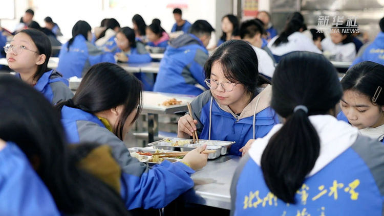 湖南郴州：“智慧食堂”守护校园“盘中餐”