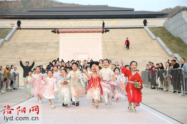 'Nostalgia of Frost and Dew' Intangible Cultural Heritage Exhibition Held in Luoyang