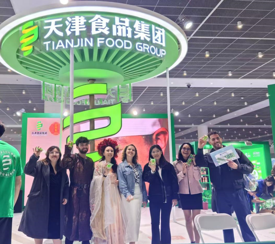 Visite de l'Exposition du marathon de Tianjin : Les jeunes internationaux découvrent la culture gastronomique typique de Tianjin