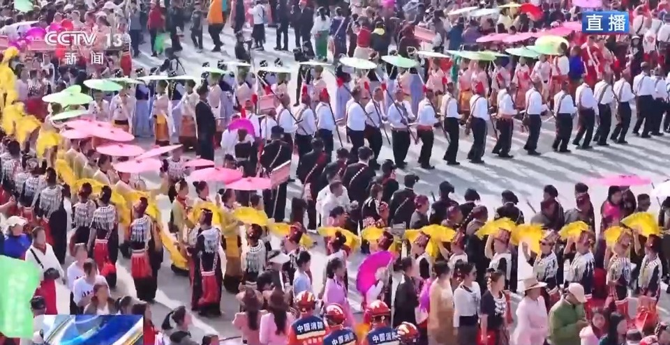 只要别把自己绊倒就行 &ldquo;目瑙纵歌&rdquo;万人共舞场面来了