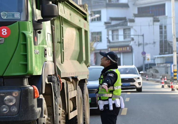 黄山市徽州区：警察蓝绘就平安“年味”