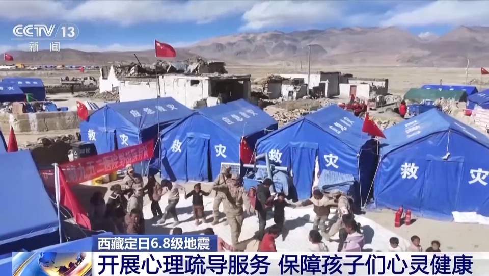 子弟兵变身震区&ldquo;孩子王&rdquo; 兵姐姐抱起小朋友接受采访超有爱