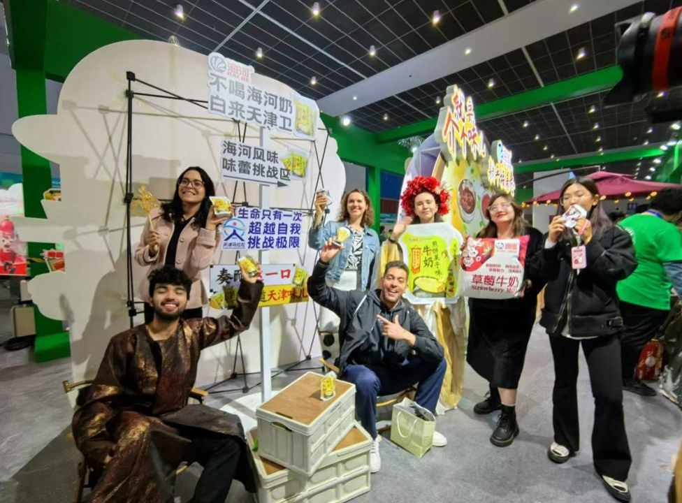 Visite de l'Exposition du marathon de Tianjin : Les jeunes internationaux découvrent la culture gastronomique typique de Tianjin