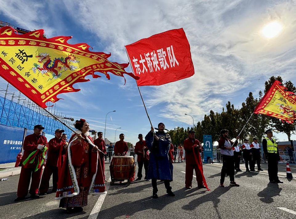 “乐活津彩 天马有我”国际青年敲锣打鼓助威天马