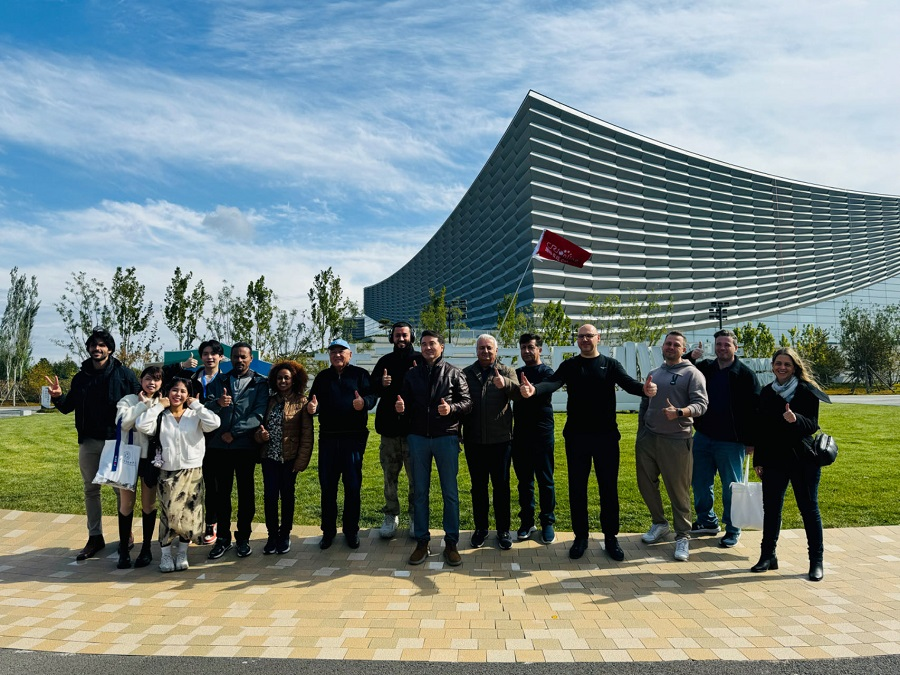 Des influenceurs des pays riverains de la Route de la Soie visitent le centre administratif secondaire de Beijing pour découvrir le charme de la « culture + technologie »