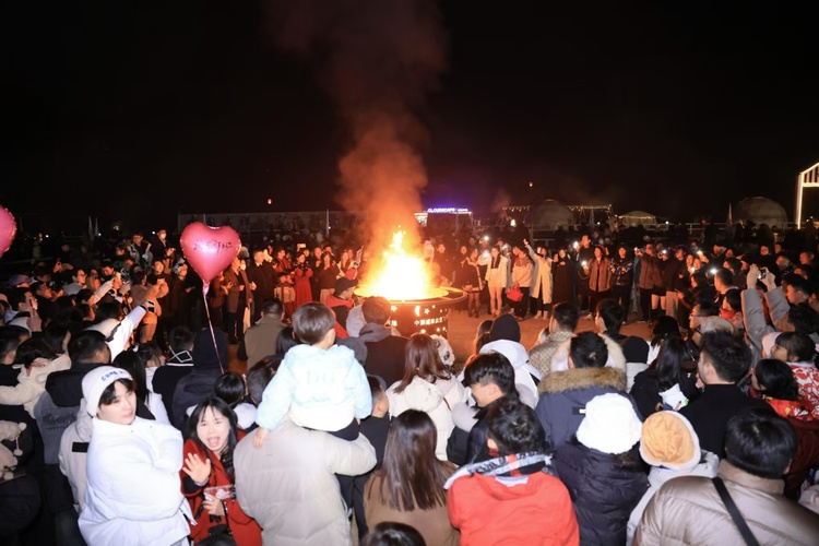 凤凰展翅 烟花映海 宁波咸祥海滨跨年玩出新花样