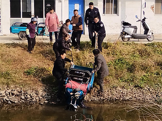 “暖心瞬间 配文表扬” 南通如皋警民合力拉起落水电动三轮车