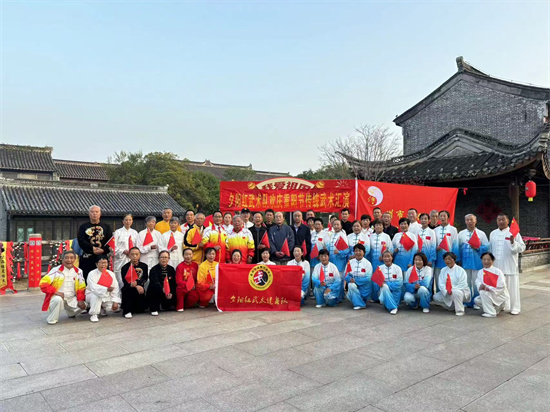 泰州海陵夕阳红武术健身队举行重阳节武术展演