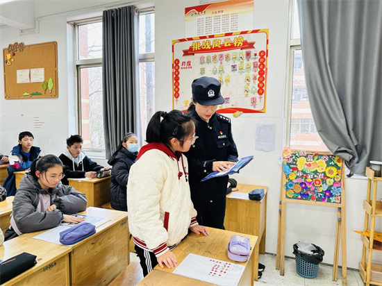 南通崇川：“警”然有序 和平桥派出所站好护学每一岗