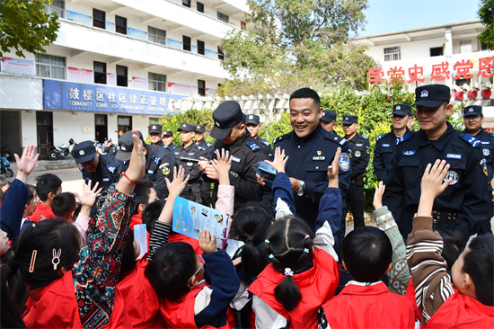 青春护航 萌娃“探”警——徐州市公安局鼓楼分局举行警营开放日活动