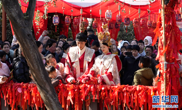 江苏宿迁：“霸王”迎新 开门祈福