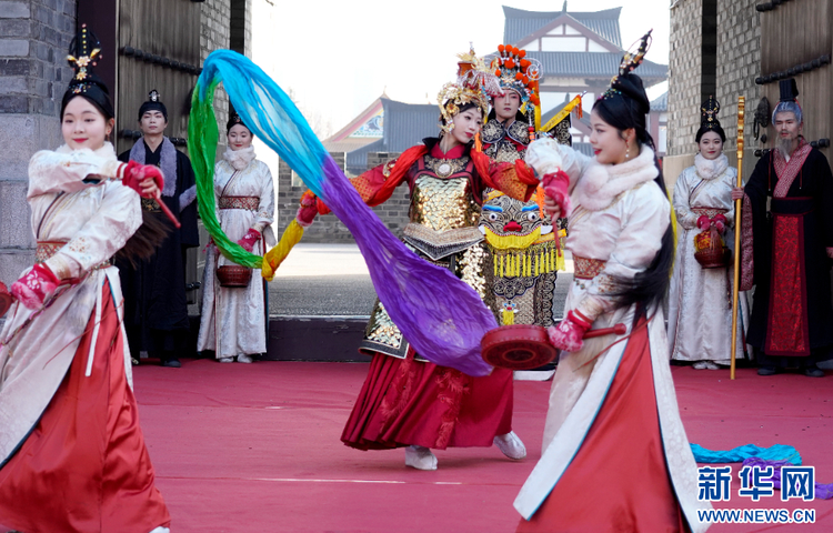 江苏宿迁：“霸王”迎新 开门祈福