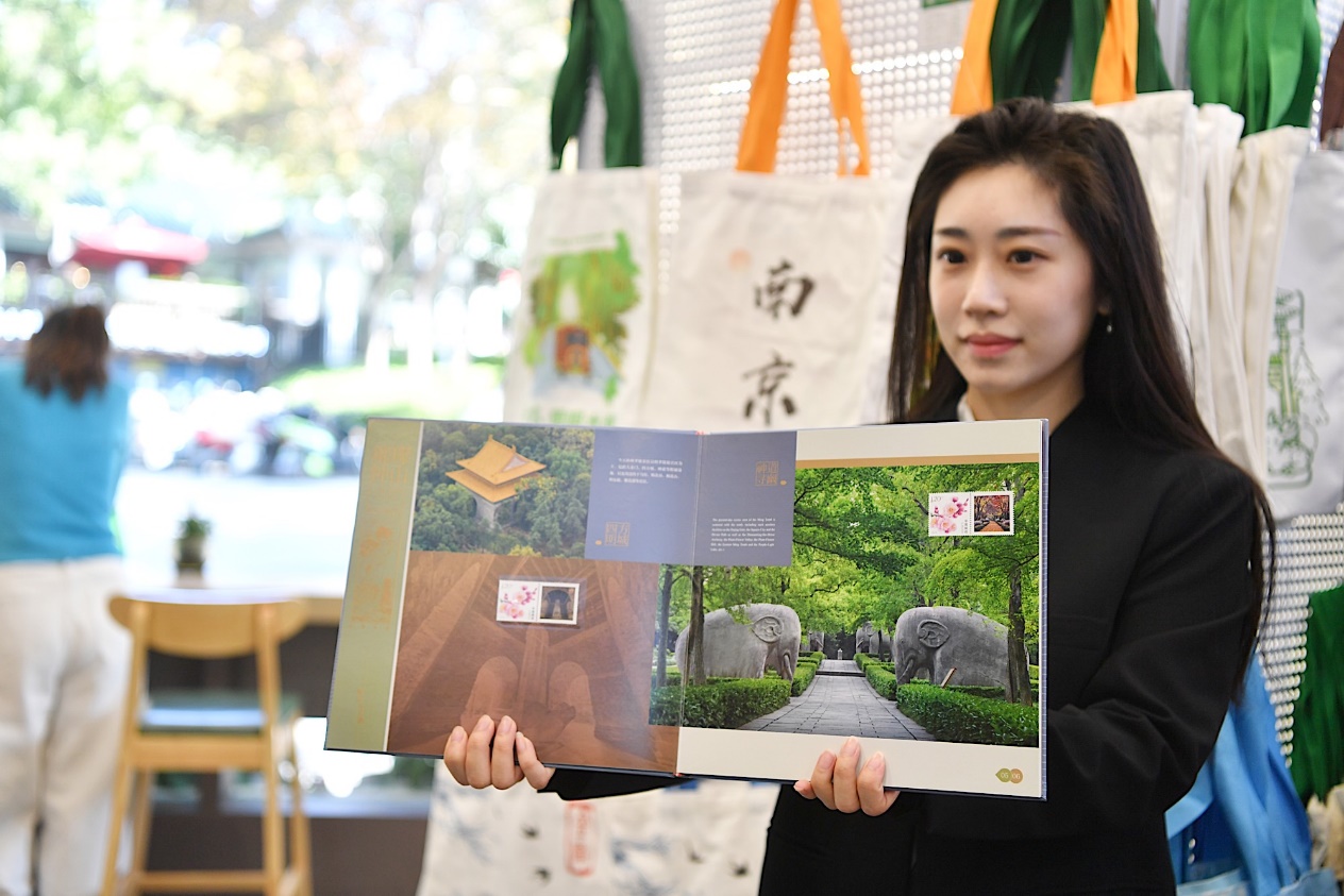 《璀璨钟山》邮票文化册首发 方寸间赏新“钟山十八景”