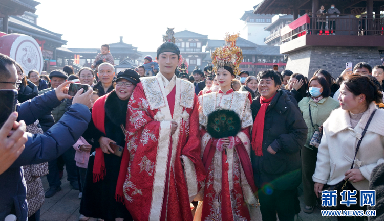 江苏宿迁：“霸王”迎新 开门祈福