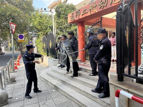 南通崇川：“警”然有序 和平桥派出所站好护学每一岗