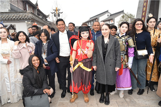 恩来干部学院举办“一带一路”青年外交官体验“二月二”民俗文化交流活动_fororder_图片2