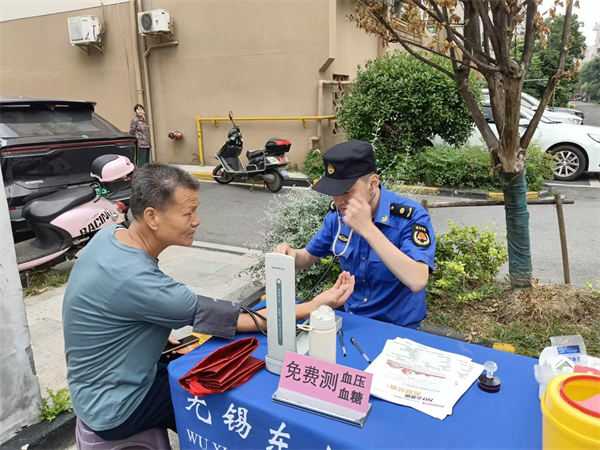 传文明新风 无锡梁溪城管“迎国庆”志愿服务暖人心