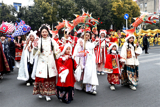 非遗传承闪耀欢乐虾都 江苏盱眙民俗展演巡游活动热闹开场