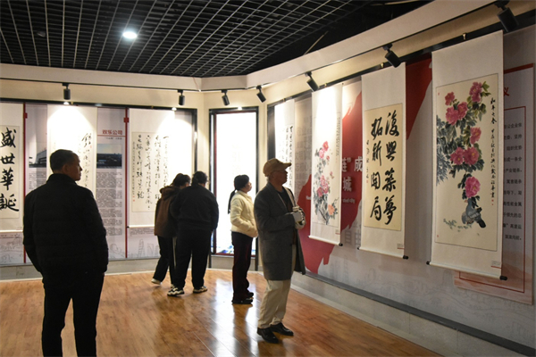 泰州兴化戴南：翰墨飘香颂祖国 老少作品同展出