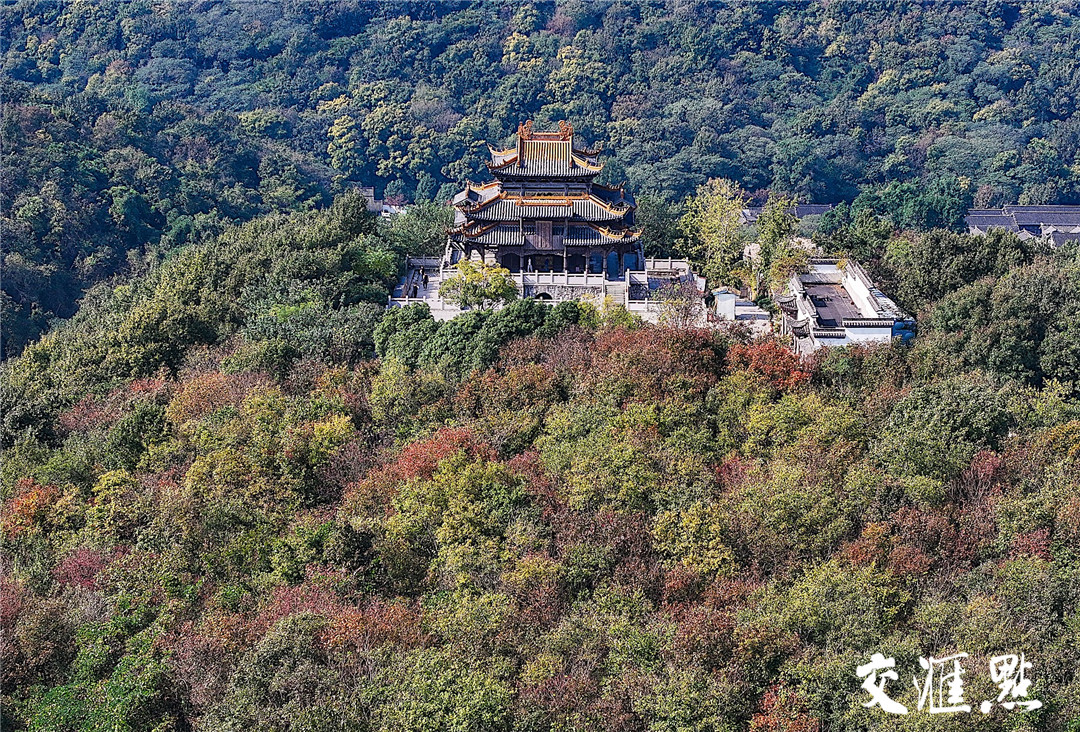 句容宝华山秋色渐浓 层林尽染五彩斑斓