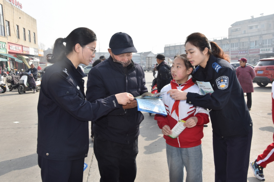 传承雷锋精神交通志愿护航 南通通州交警联合多部门开展文明交通实践活动_fororder_图片 1