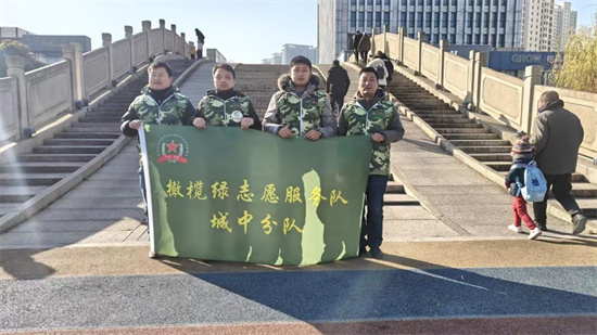 泰州海陵城中街道退役军人助力健步走