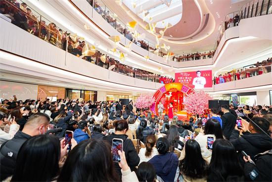 香港演员古天乐现身南京ifc商场 助阵彩灯鸿运庭园迎新岁启动礼人气高