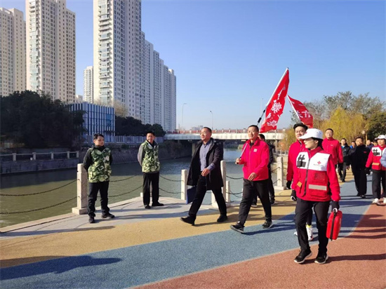 泰州海陵城中街道退役军人助力健步走