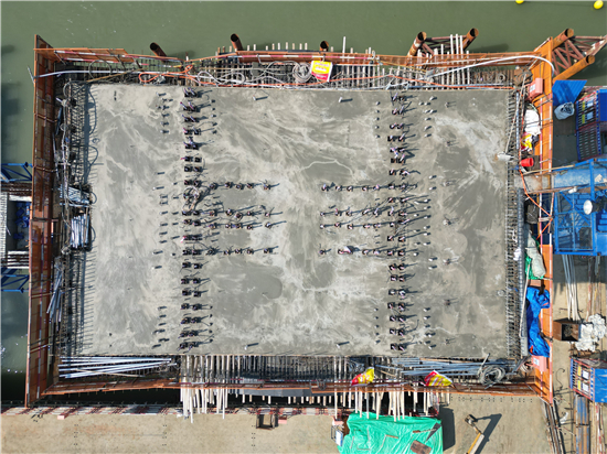 宁盐高速公路扬州段首个0号块顺利完成浇筑_fororder_宁盐高速公路扬州段首个0号块顺利完成浇筑-薄晓瑶摄7 (6)(1)
