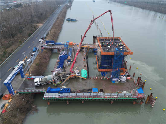 宁盐高速公路扬州段首个0号块顺利完成浇筑_fororder_宁盐高速公路扬州段首个0号块顺利完成浇筑-薄晓瑶摄7 (2)(1)