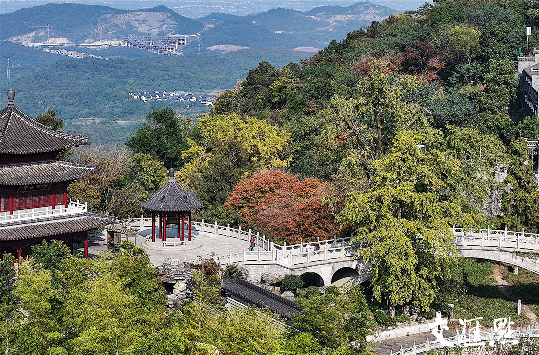 句容宝华山秋色渐浓 层林尽染五彩斑斓