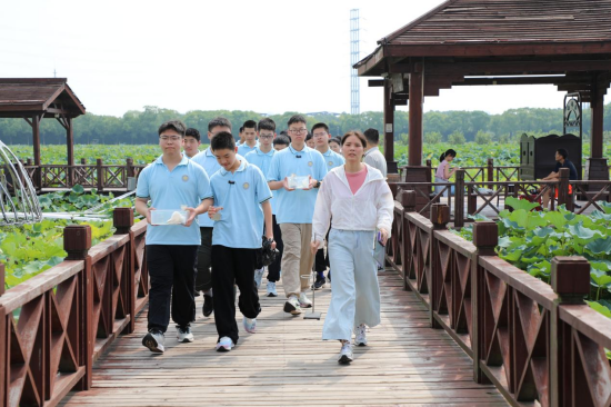 黄桥中学：从“教室小课堂”走向“湿地大课堂圈”