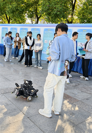 组团玩转高科技 东南大学第十八届大学生创新成果展示会举行