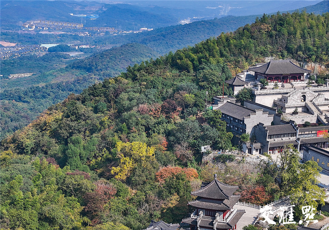 句容宝华山秋色渐浓 层林尽染五彩斑斓